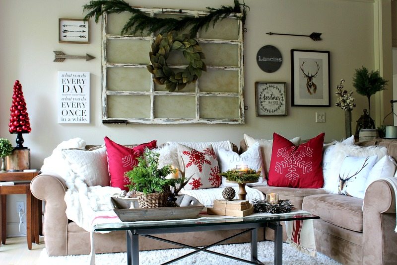 create a holiday coffee table with style, balance and textures