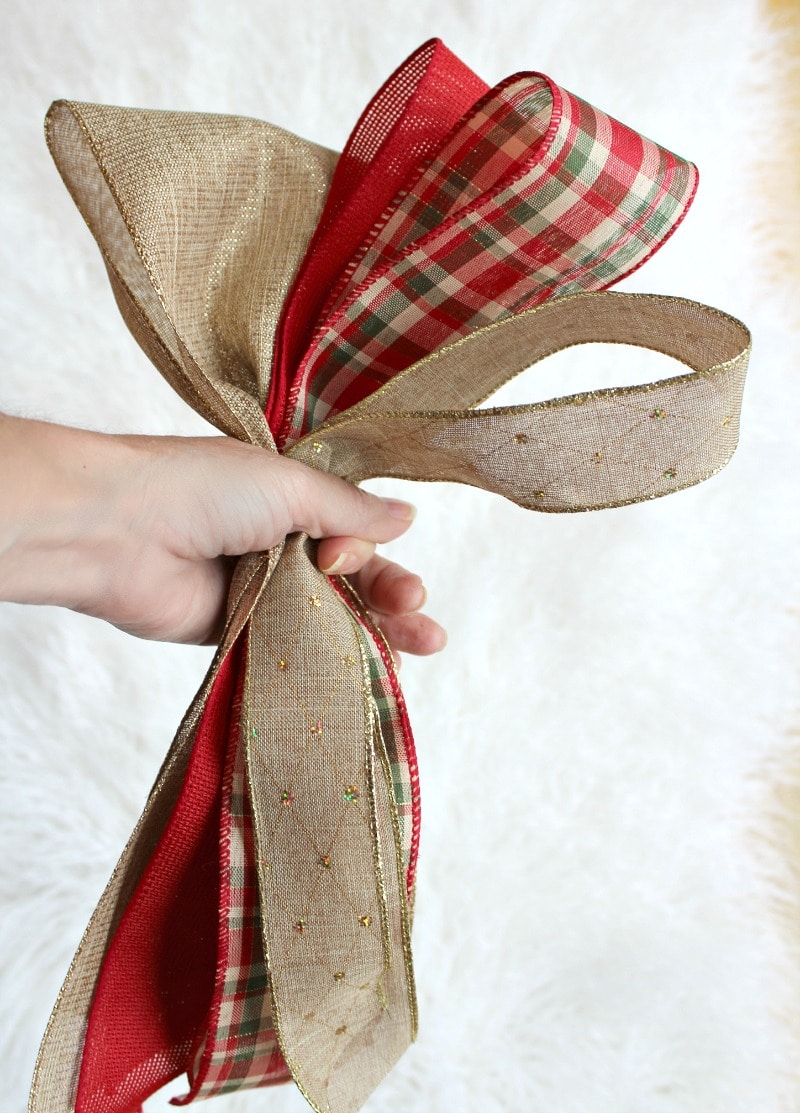 Create gorgeous Bow Decor with this DIY tutorial