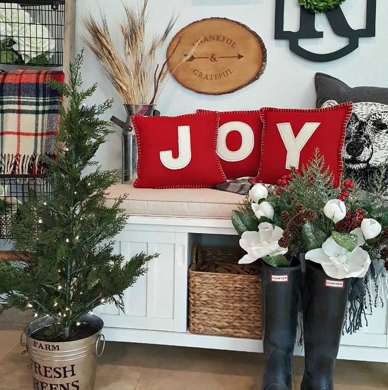 Creative Farmhouse Holiday Decor to add Joy to your home