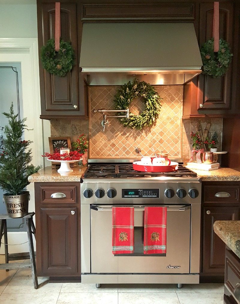Kitchen christmas update with fresh greens and red details.