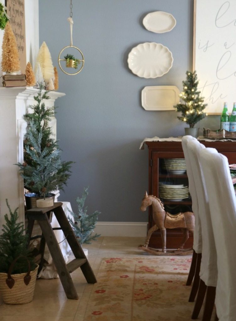 create a festive dining table for holiday entertaining