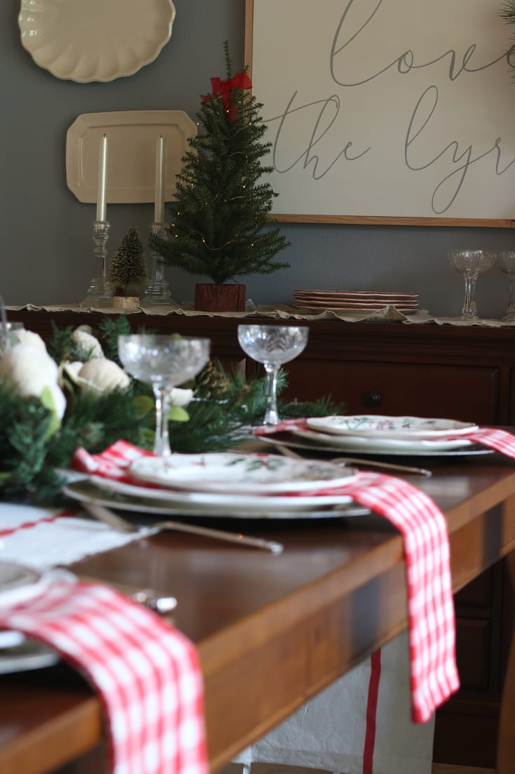 festive elegant table settings for holiday parties celebrations Christmas traditions