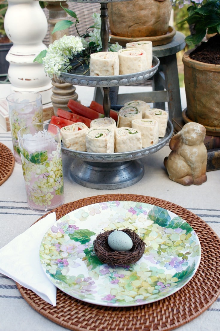 Outdoor celebrations table setting