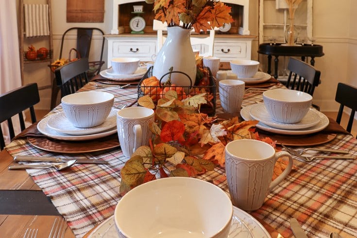 We share easy tips for your fall table - Copper is the perfect accent color so we added copper charges to the tablescape.