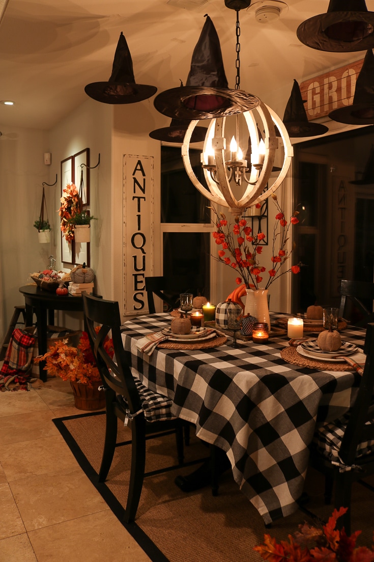How to create an easy and affordable Halloween table with simple and affordable decorations.