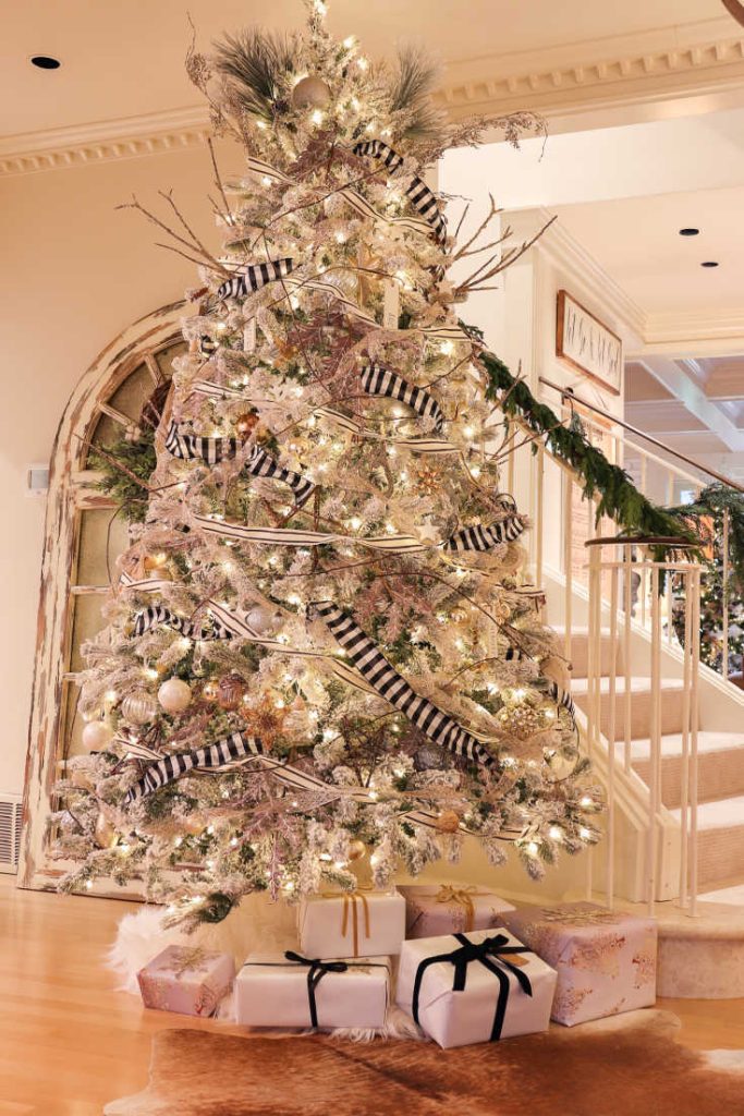 6 Easy Ways to Achieve an Irresistibly Festive White Christmas Tree