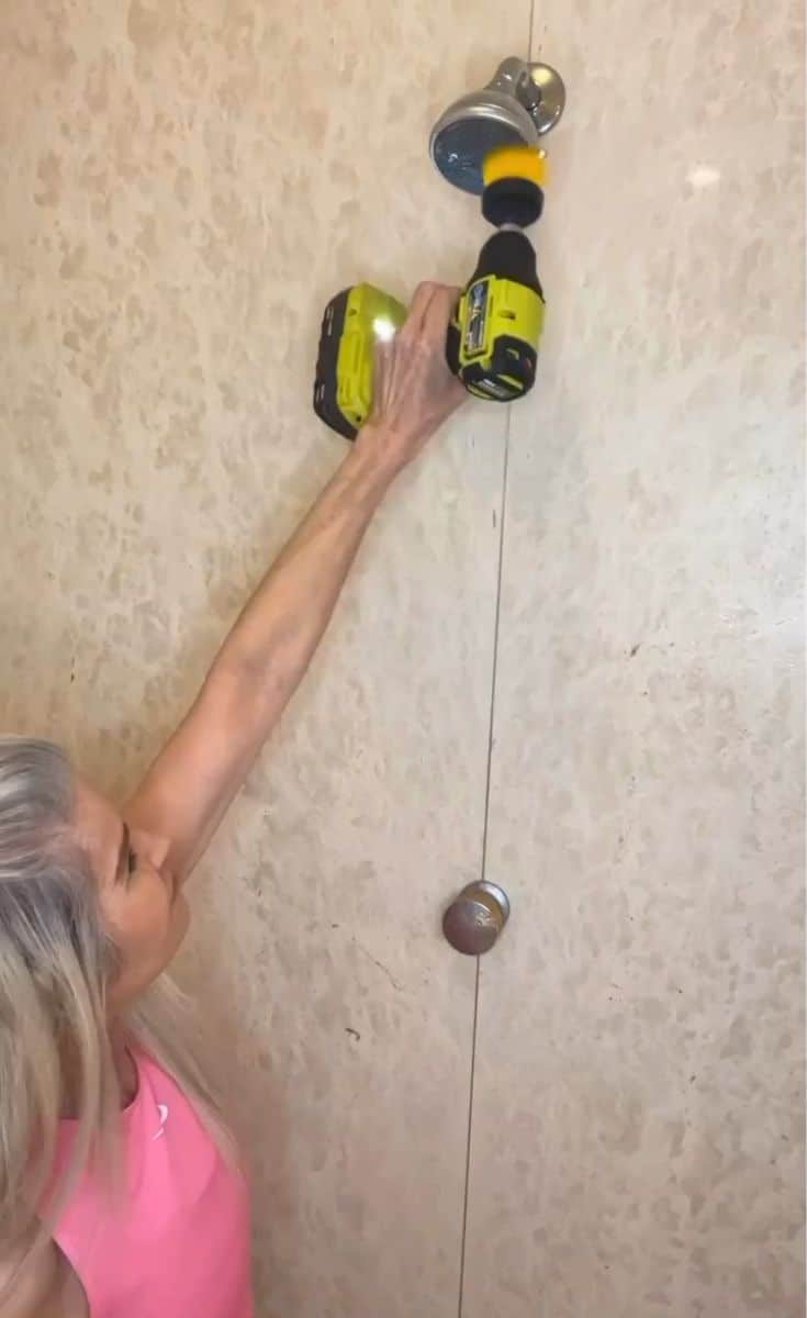 Cleaning bathroom shower tile using a drill and sponge head